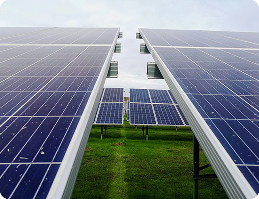 Paneles solares instalados en un techo